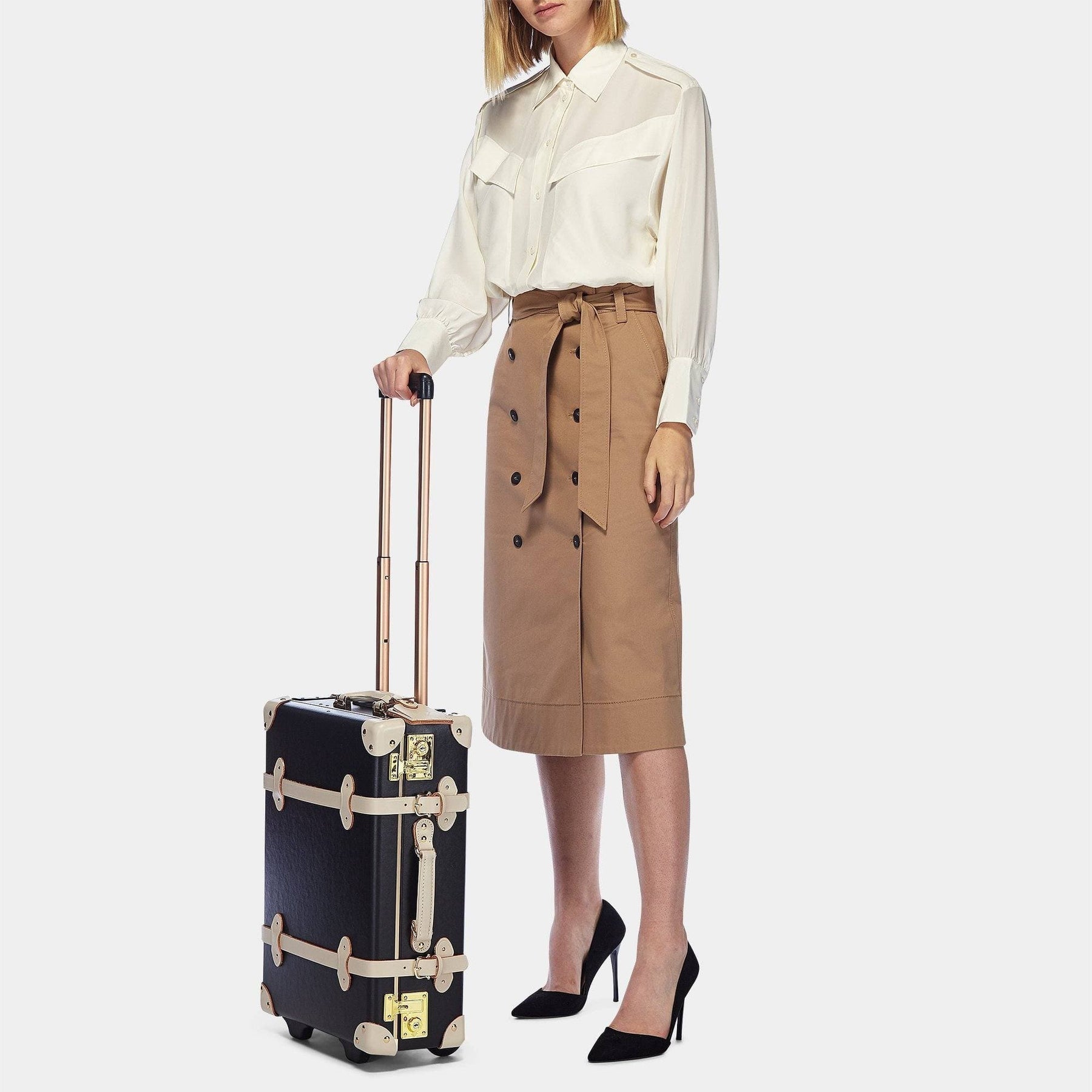Model with the carry-on Starlet fibreboard suitcase in black with raised handle