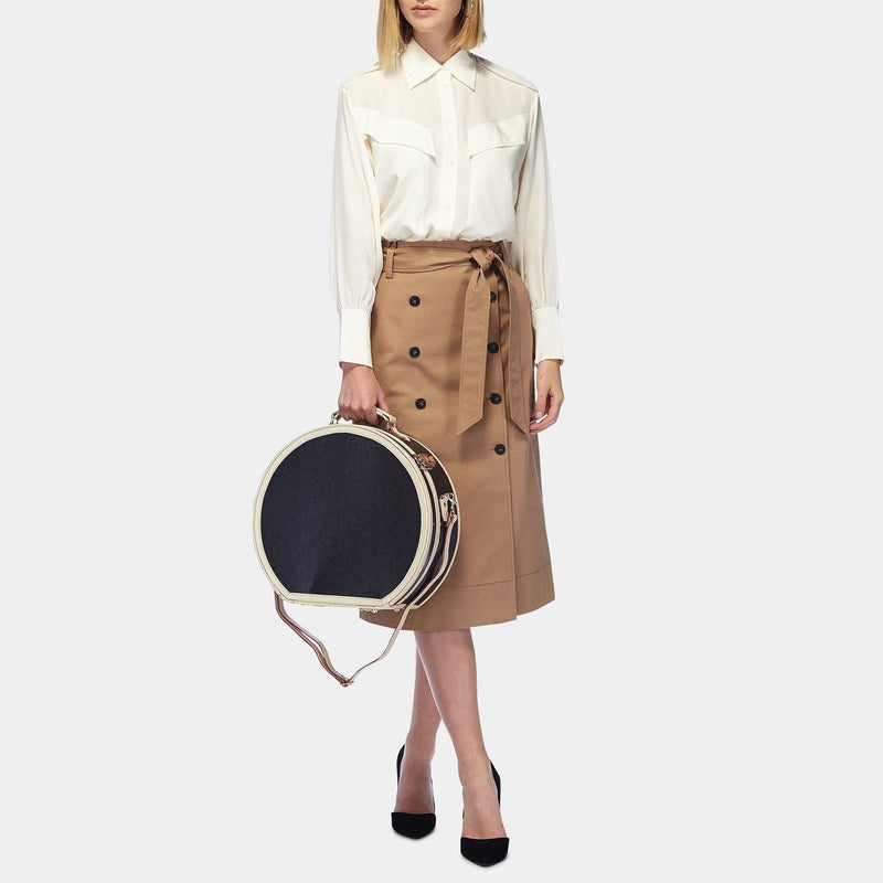 Model with the large hatbox Starlet fibreboard suitcase in black with shoulder attachment strap