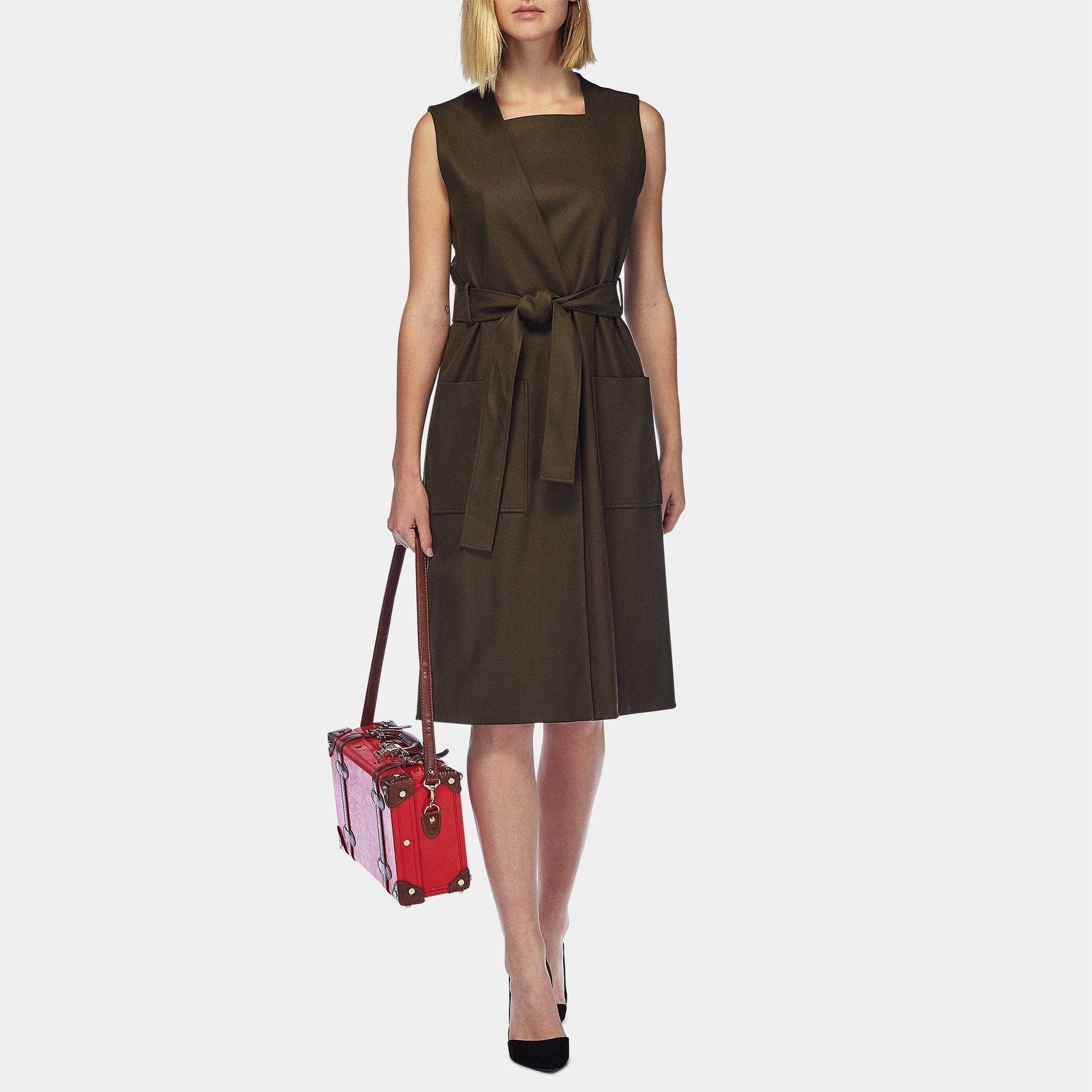 Model with the vanity Entrepreneur vegan leather suitcase in red with shoulder attachment strap